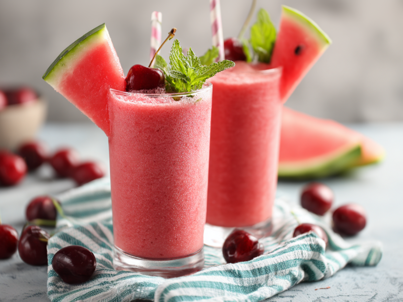 Zwei Gläser mit Wassermelonen-Kirsch-Smoothie.