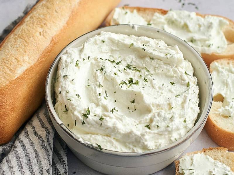 Schale mit Weißer Grieche Aufstrich, Baguette daneben