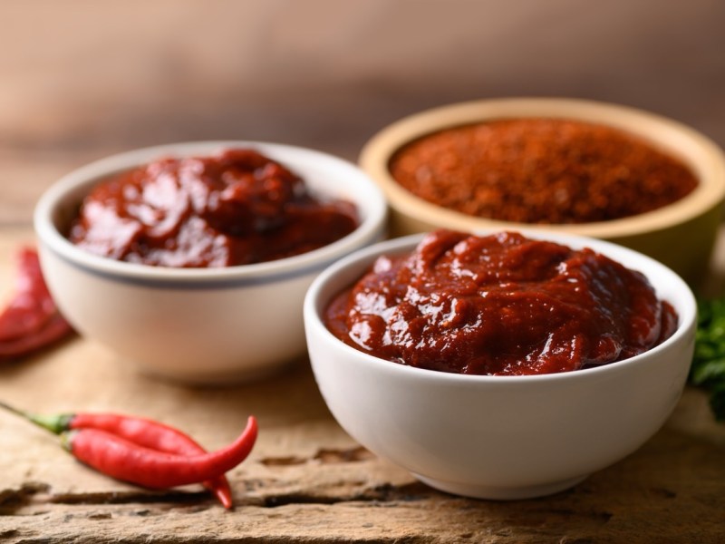 Welche Chilipaste eignet sich wofür? Drei Schalen mit Chiliprodukten.