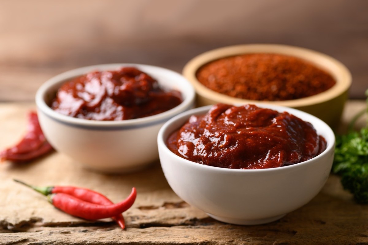 Welche Chilipaste eignet sich wofür? Drei Schalen mit Chiliprodukten.