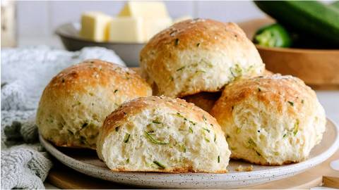 Teller mit Zucchini-Buttermilch-Brötchen