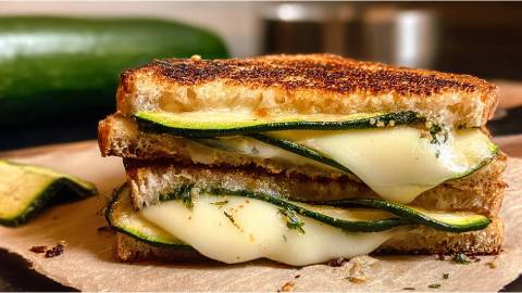 Grilled Cheese Sandwich mit Zucchini und Ziegenkäse auf einem Tisch
