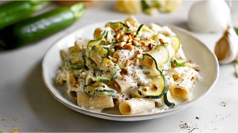 Ein Teller mit Zucchini-Zitronen-Pasta mit Ricotta