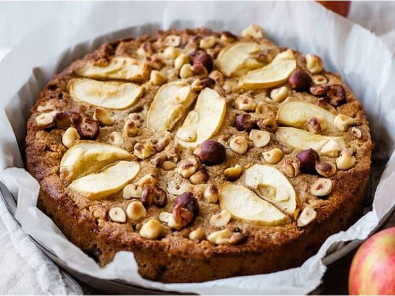 Apfel-Haselnuss-Kuchen auf einem Tisch