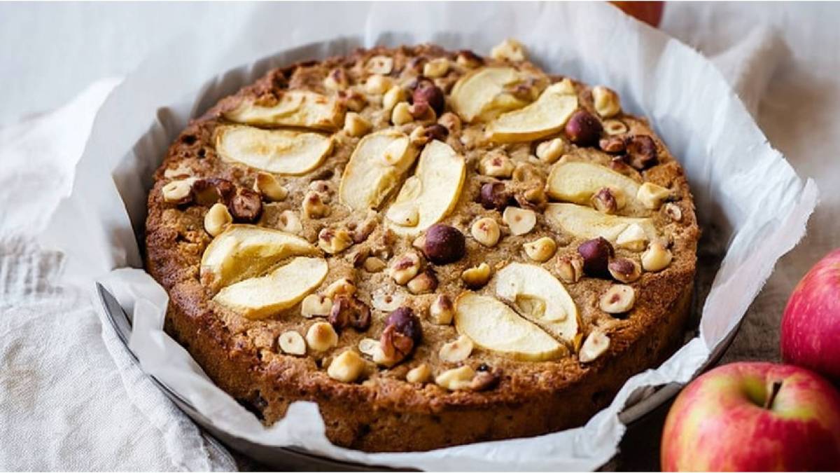 Apfel-Haselnuss-Kuchen auf einem Tisch
