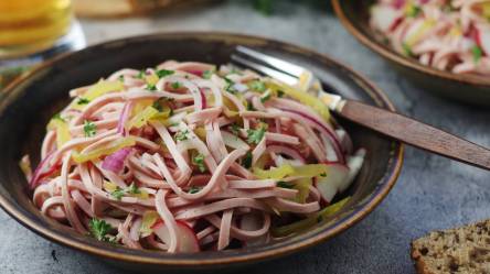 Teller mit bayerischem Wurstsalat