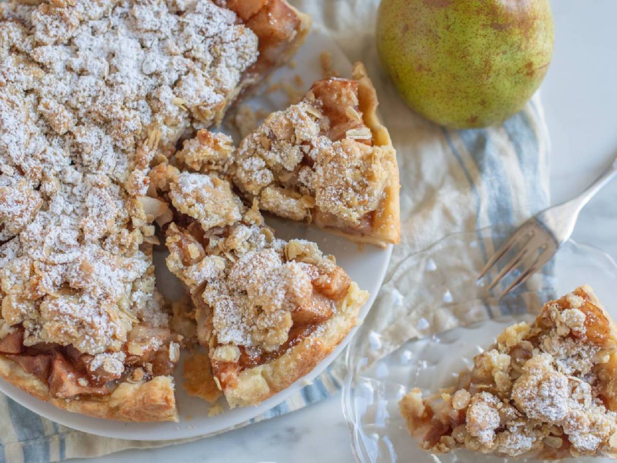 angeschnittener Birnenkuchen mit Marzipanstreuseln auf einem Tisch