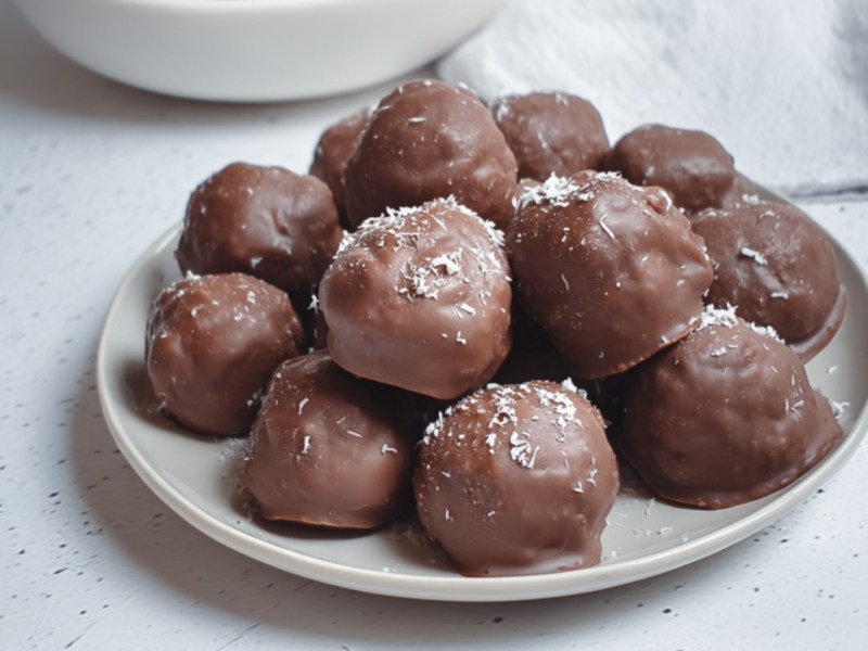 Ein Stapel Bounty-Kugeln auf einem Teller.