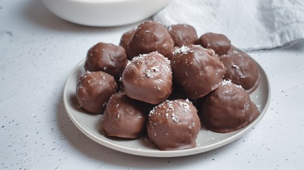 Ein Stapel Bounty-Kugeln auf einem Teller.