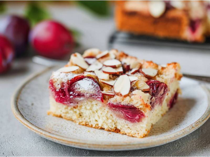 Ein Stück Butterkuchen mit Pflaumen auf einem Teller