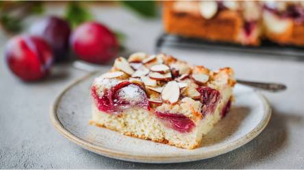 Ein Stück Butterkuchen mit Pflaumen auf einem Teller