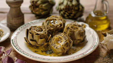 Ein Teller Carciofi alla Romana: Artischocken römischer Art.