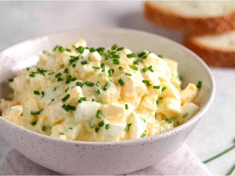 Schale mit klassischem Eiersalat mit Mayonnaise