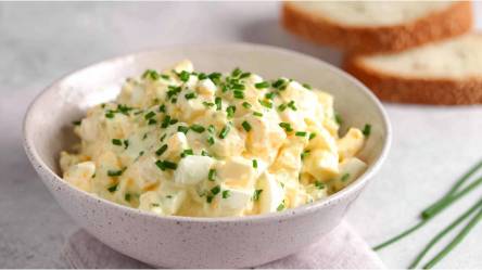 Schale mit klassischem Eiersalat mit Mayonnaise