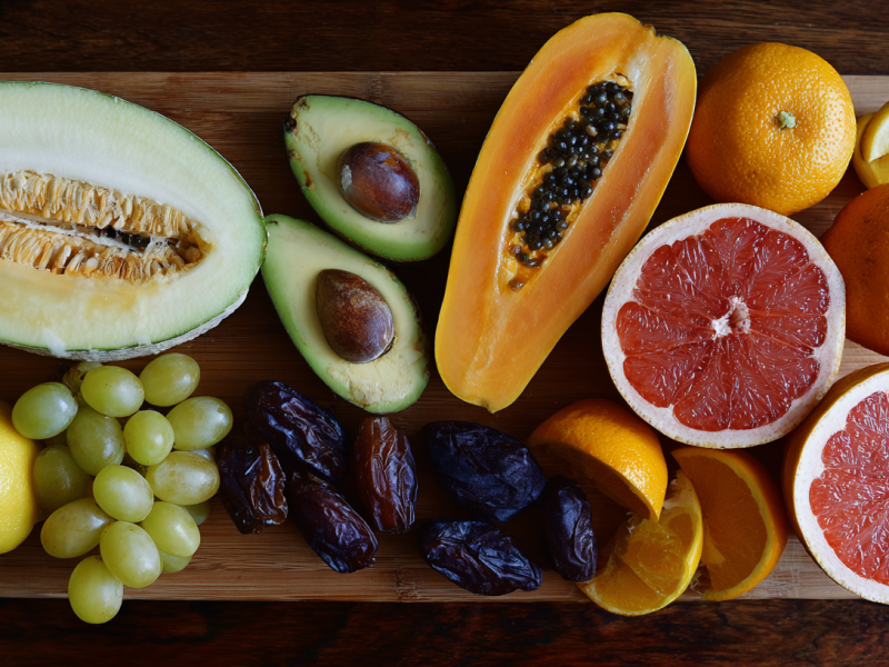 Eine Draufsicht eines Holzbretts, auf dem verschiedene Früchte abgebildet sind, deren Kerne essbar sind.