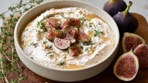 Schale mit Feigen-Frischkäse-Aufstrich