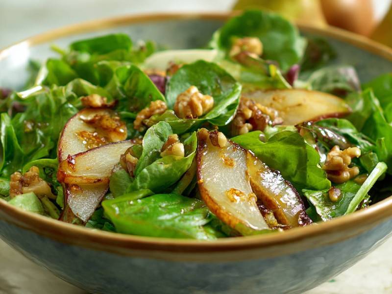 Schale mit Feldsalat mit karamellisierten Birnen