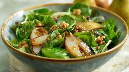 Schale mit Feldsalat mit karamellisierten Birnen