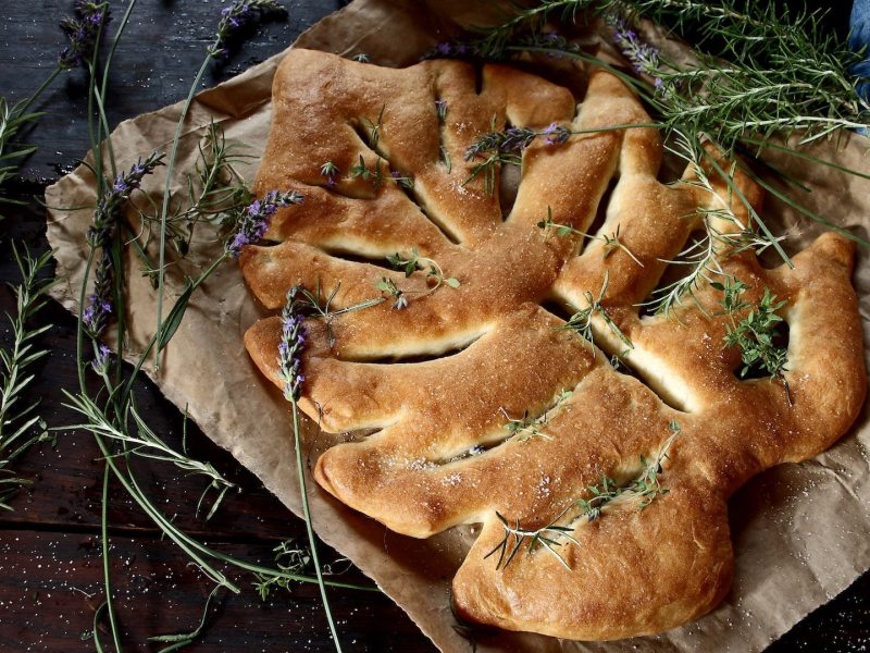 Eine blattförmige Fougasse, ein Weißbot aus der Provence, auf einem Stück Backpapier.