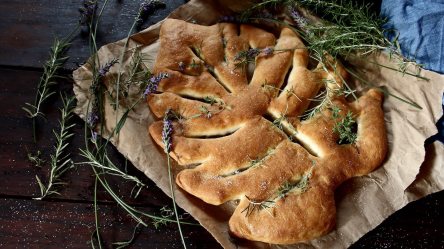 Eine blattförmige Fougasse, ein Weißbot aus der Provence, auf einem Stück Backpapier.
