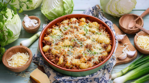 Eine Auflaufforn mit Spitzkohl-Gnocchi-Auflauf mit Hackfleisch.