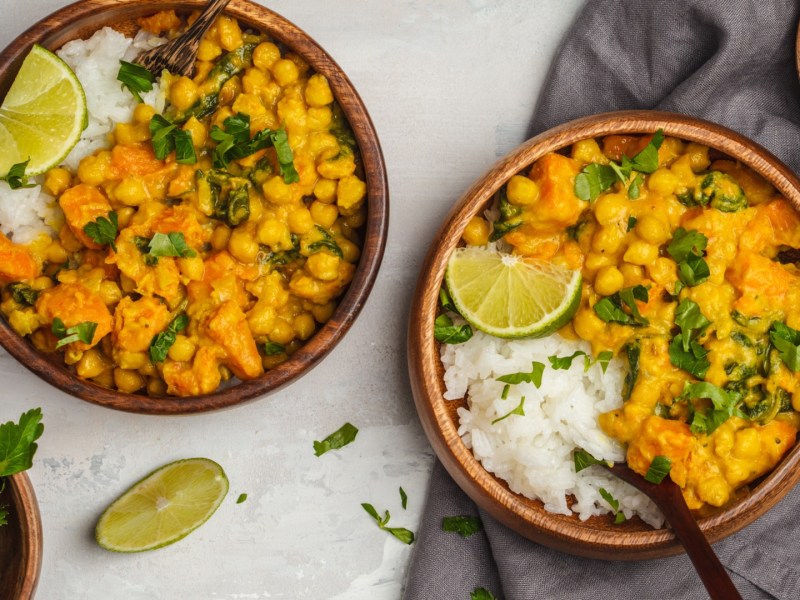 Zwei Schüsseln Impro-Curry mit Reis in der Druafsicht.