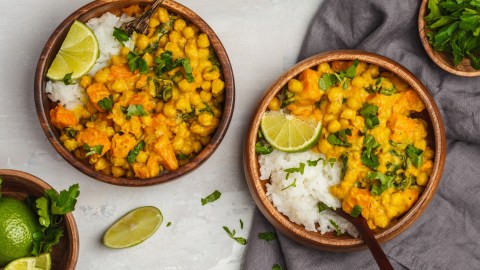 Zwei Schüsseln Impro-Curry mit Reis in der Druafsicht.