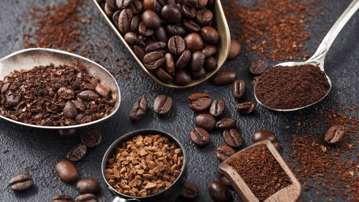 Verschiedene Löffel mit verschiedenen Arten von Kaffeepulver.