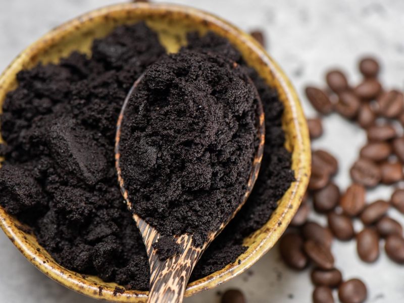 Kaffeesatz verwenden: Eine Schüssel Kaffeesatz, daneben Kaffeebohnen.