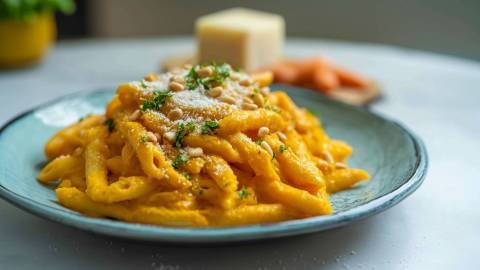 Teller mit karamellisierter Möhren-Pasta
