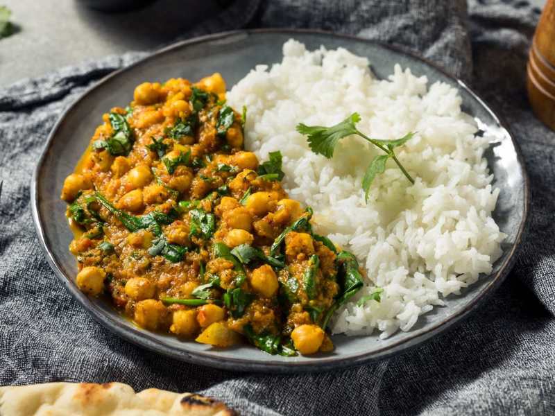 Eine Schale Kichererbsen-Spinat-Curry mit Reis.