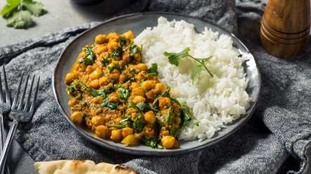 Eine Schale Kichererbsen-Spinat-Curry mit Reis.