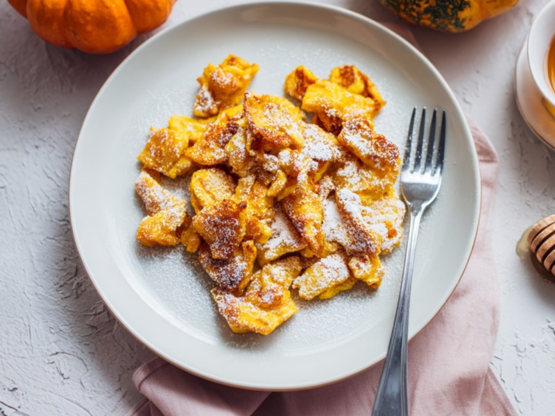 Kürbis-Kaiserschmarrn auf einem Teller in der Drausicht.