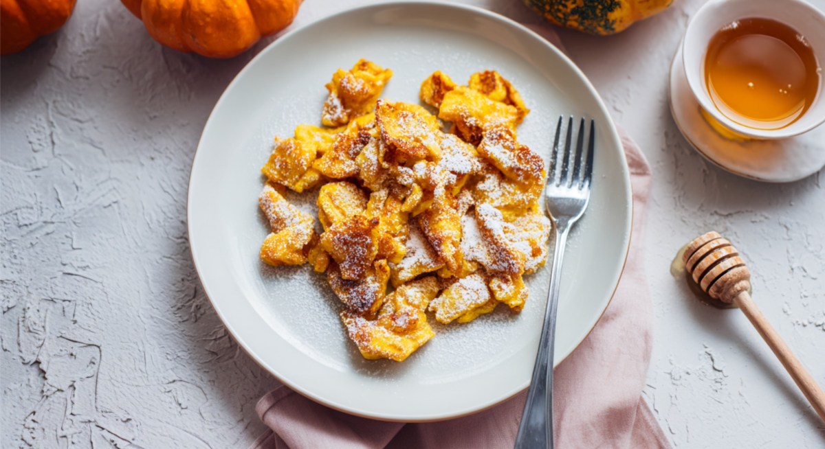 Kürbis-Kaiserschmarrn auf einem Teller in der Drausicht.