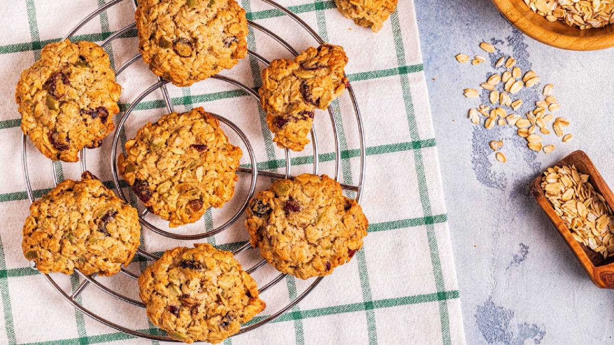 Backgitter mit mehreren Kürbis-Haferflocken-Kekse darauf