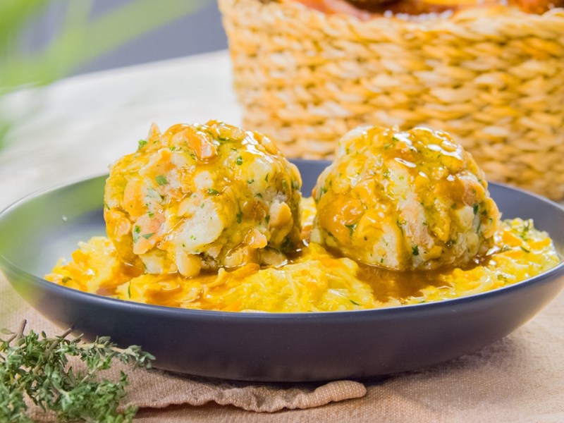 Zwei Brezenknödel, serviert auf Sauerkraut.