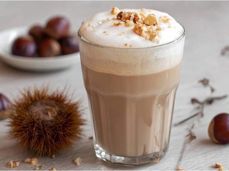 Ein Glas mit Maronen-Latte, Esskastanien daneben