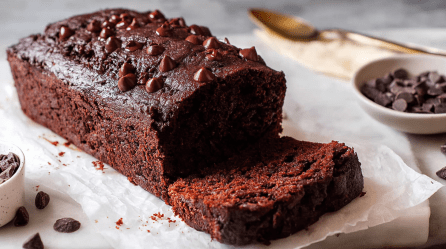 Ein angeschnittener Miso-Schokokuchen auf einem weißen Stück Backpapier.
