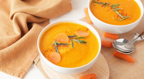 Zwei Schüsseln Möhrensuppe mit Curry.