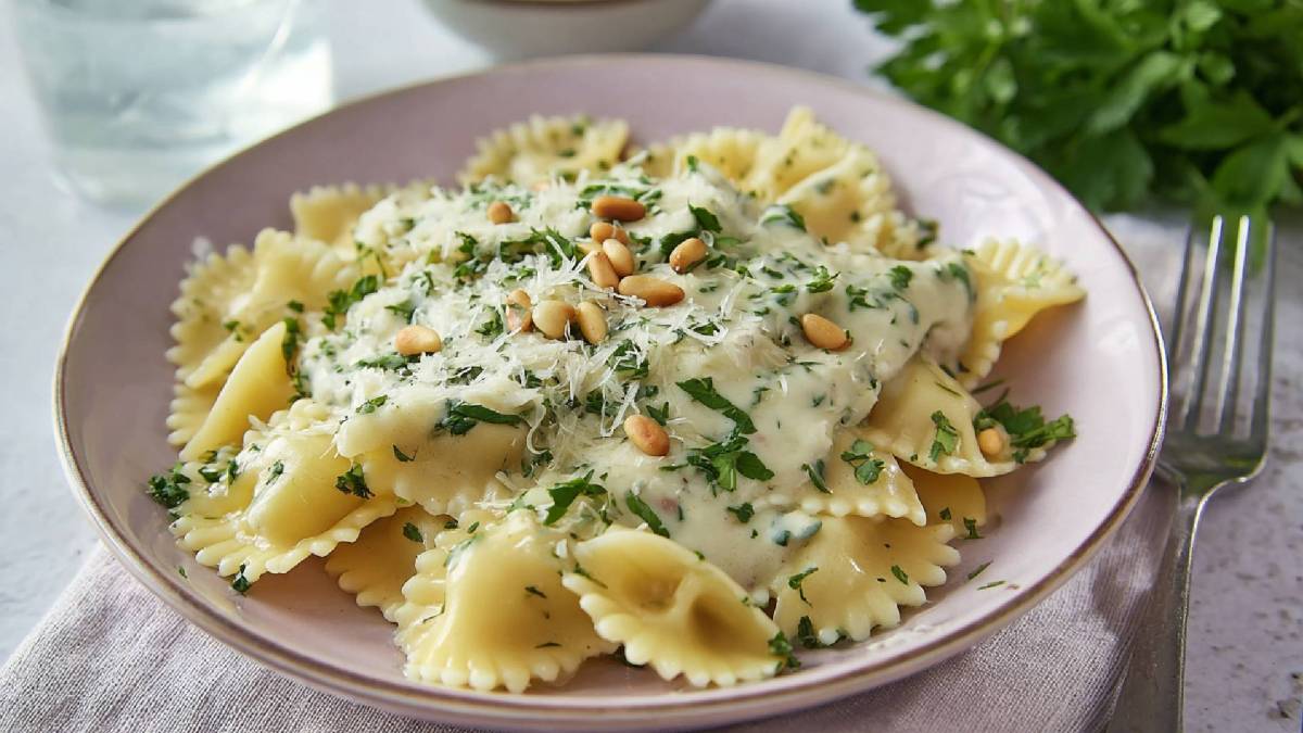 Teller mit Nudeln in Käse-Kräutersoße: