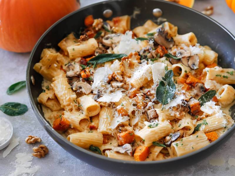 Nudelpfanne mit Kürbis und Champignons