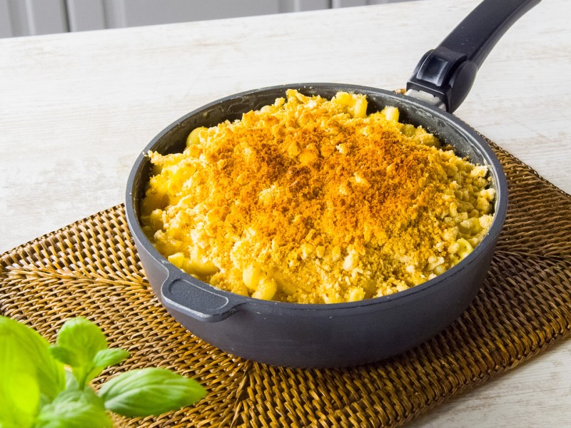 Onion Mac and Cheese mit Knusperhaube n einer Pfanne.