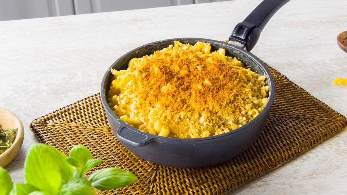 Onion Mac and Cheese mit Knusperhaube n einer Pfanne.