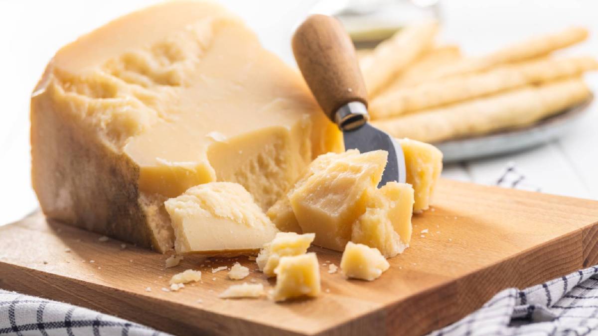 Parmesanrinde verwenden: Ein Stück Parmesan auf einem Brett