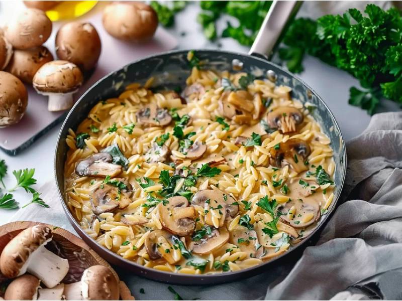 Champignon-Orzo-Pfanne mit Champignons daneben