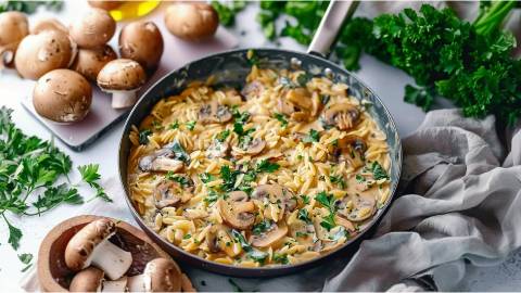 Champignon-Orzo-Pfanne mit Champignons daneben