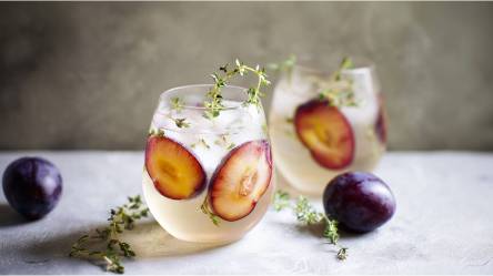 zwei Gläser mit Pflaumen-Thymian-Fizz: