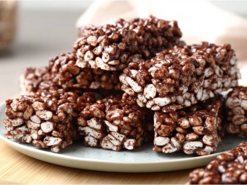 Teller mit selbst gemachten Puffreis-Schnitten