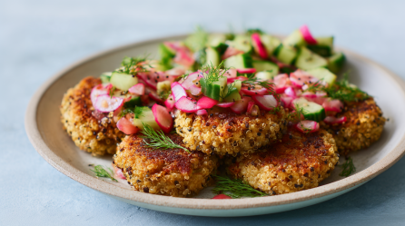 Ein Teller mit Quinoa-Forellenpasteten mit Salsa.