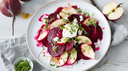 Ein Teller mit Rote-Bete-Salat mit Apfel und Meerrettichdressing.